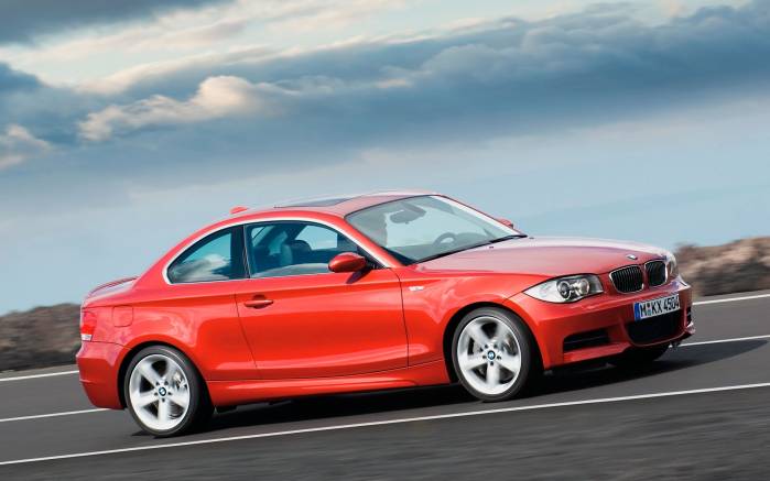 Широкоформатные обои Едущий BMW 135i, Едущий по дороге БМВ (BMW 135i)
