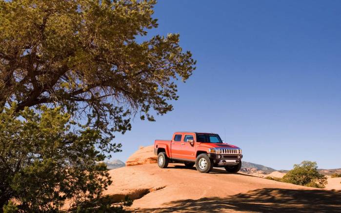 Широкоформатные обои На холме Hummer H3, На холме каньоне Хаммер (Hummer H3)