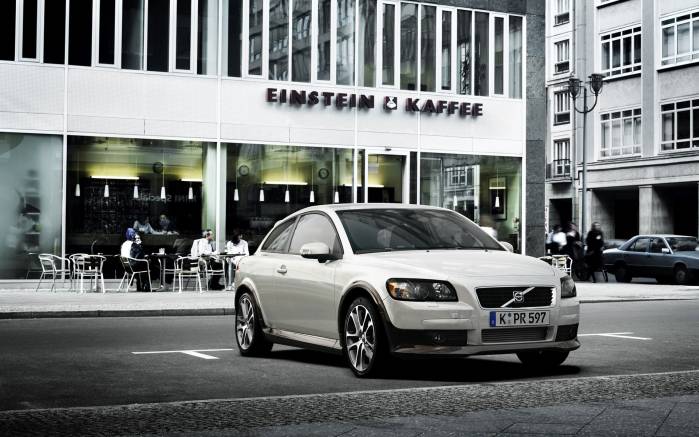 Широкоформатные обои На улице Volvo C30 Concept, Вольво Концепт (Volvo C30 Concept)