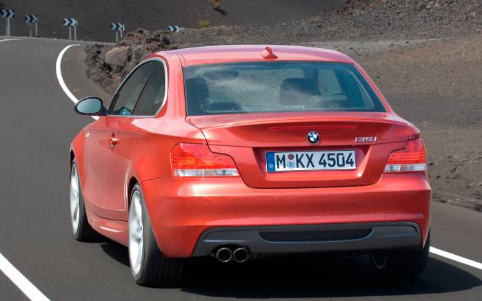Широкоформатные обои Вид сзади BMW 135i, Вид сзади БМВ (BMW 135i)