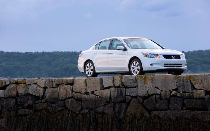 Широкоформатные обои На стене Honda Accord 2008, На каменной стене Хонда Аккорд (Honda Accord 2008)