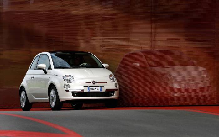 Широкоформатные обои Отражение Fiat 500, Отражение Фиат 500 (Fiat 500)