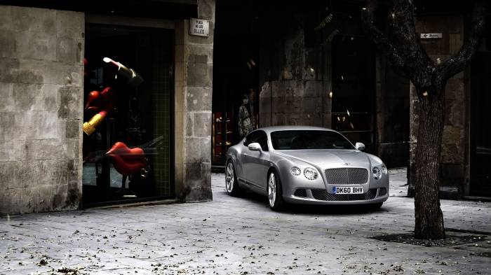 Широкоформатные обои У витрин магазинов, Bentley Continental GT