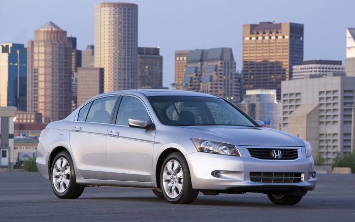 Широкоформатные обои В городе Honda Accord, В городе Хонда Аккорд (Honda Accord 2008)