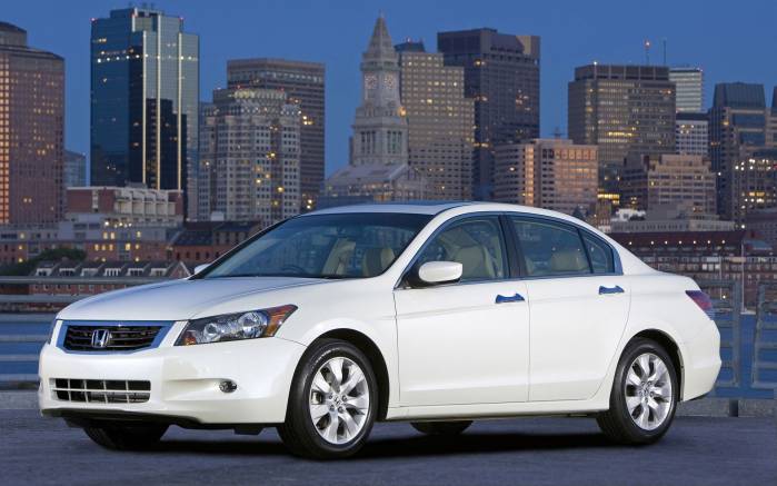 Широкоформатные обои В ночном городе Honda Accord, В городе ночью Хонда Аккорд (Honda Accord 2008)