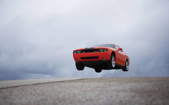 Широкоформатные обои Полет Dodge Challenger SRT8 2008, Решетка Додж Челленджер (Dodge Challenger SRT8 2008)