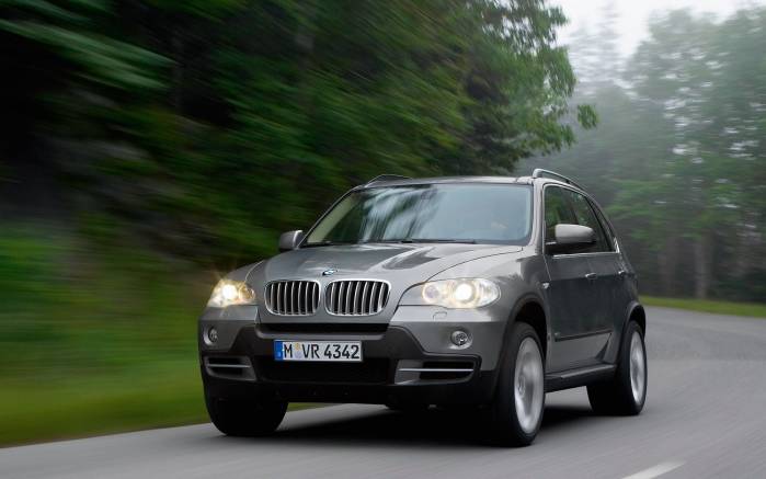Широкоформатные обои На скорости BMW X5 2007, На скорости (BMW X5 2007)