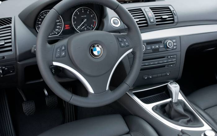 Широкоформатные обои Панель BMW 135i, Приборная панель БМВ (BMW 135i)