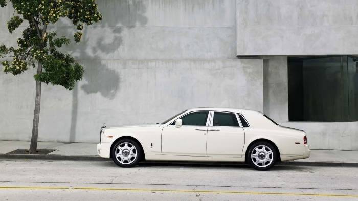 Широкоформатные обои Rolls royce phantom 2009 на улице, Белый Rolls royce phantom 2009 на улице