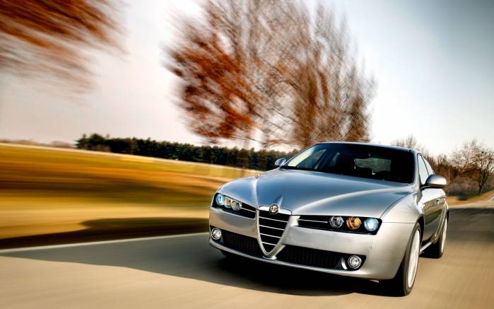 Широкоформатные обои Alfa Romeo на скорости, Едущий Альфа Ромео (Alfa Romeo 159)