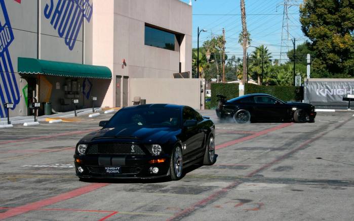 Широкоформатные обои Два Knight Rider Shelby Mustang 500 GTR, Вид спереди Найт Райдер Шелби Мустанг (Knight Rider Shelby Mustang 500 GTR)