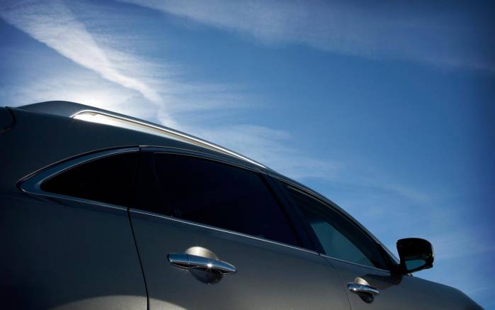 Широкоформатные обои На фоне неба Infiniti FX50, На фоне голубого неба Инфинити (Infiniti FX50)