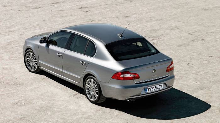 Широкоформатные обои Skoda Superb сверху, Шкода сьюпеб вид сверху (Skoda Superb)