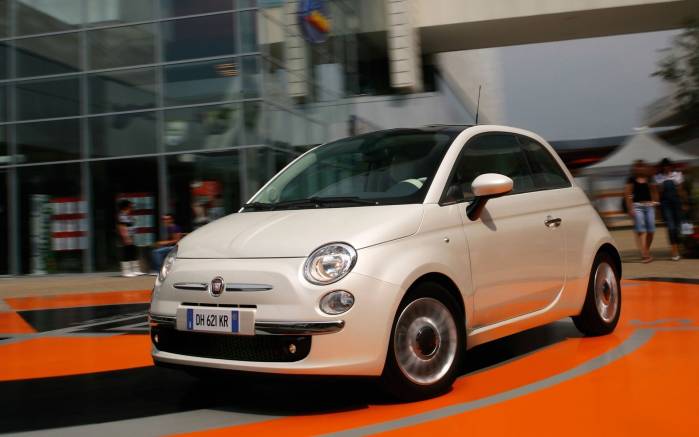 Широкоформатные обои На выставке Fiat 500, На выставке Фиат (Fiat 500)
