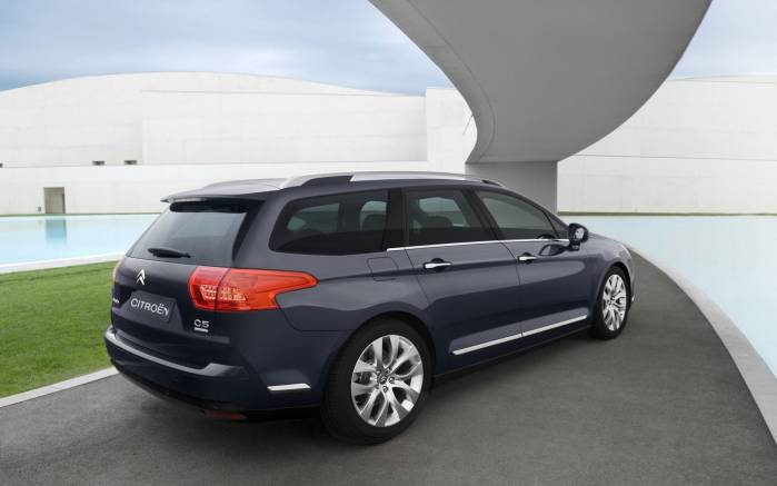 Широкоформатные обои Семейный Citroen C5 2008, Вид сзади Ситроен (Citroen C5 2008)