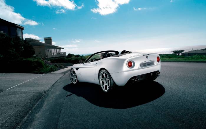 Широкоформатные обои Alfa Romeo 8C Spider, Припаркованный Альфа Ромео Спайдер (Alfa Romeo 8C Spider 2008)