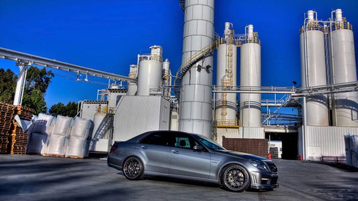 Широкоформатные обои Mercedes Benz E63, На старом заводе