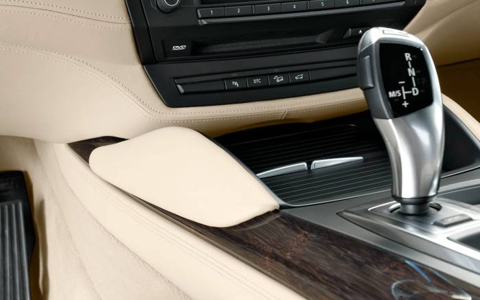 Широкоформатные обои Рычаг BMW X6 xdrive, Рычаг скоростей БМВ (BMW X6 xdrive)