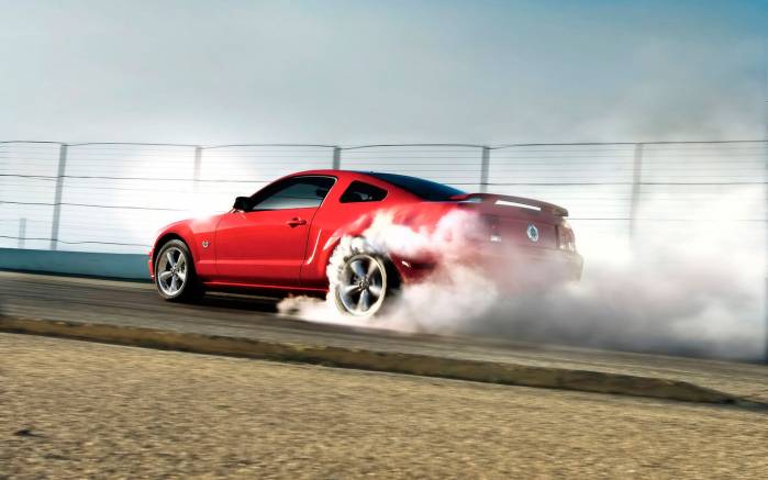 Широкоформатные обои Дым Ford Mustang 2009, Жгет покрышки Форд Мустанг (Ford Mustang 2009)