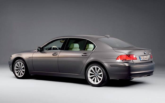 Широкоформатные обои Вид сзади BMW 760, Вид сзади БМВ (BMW 760)