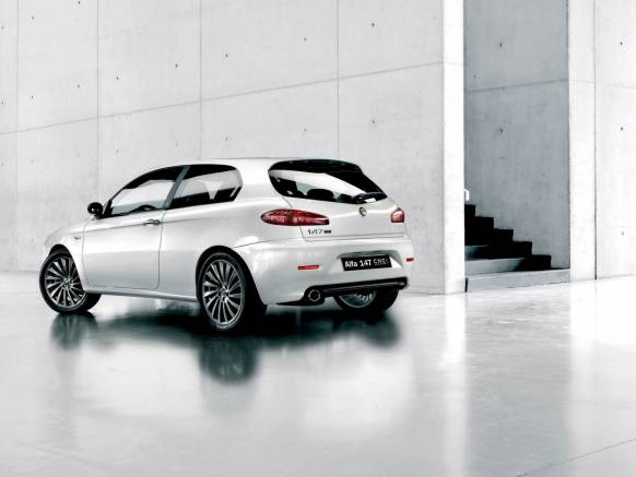 Широкоформатные обои Alfa 147 CNC, Альфа 147 вид сзади (Alfa 147 CNC)