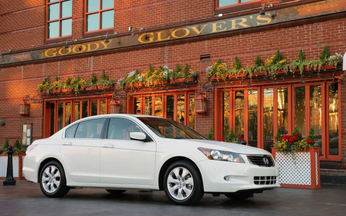Широкоформатные обои У кафе Honda Accord, У кафе Хонда Аккорд (Honda Accord 2008)