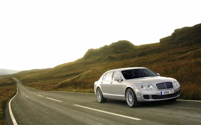 Широкоформатные обои Bentley Continental Flying Spur на дороге, На скорости Континенталь Флаин Спар (Bentley Continental Flying Spur)