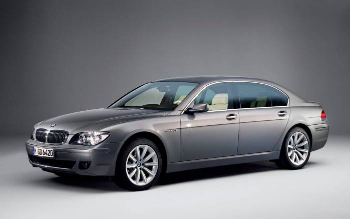Широкоформатные обои Серебристый BMW 760, Серебристый вид сбоку БМВ (BMW 760)