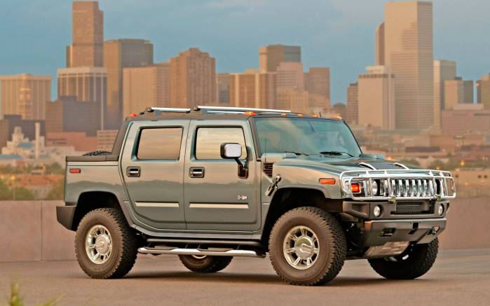 Широкоформатные обои В городе Hummer H2, В городе Хаммер (Hummer H2)