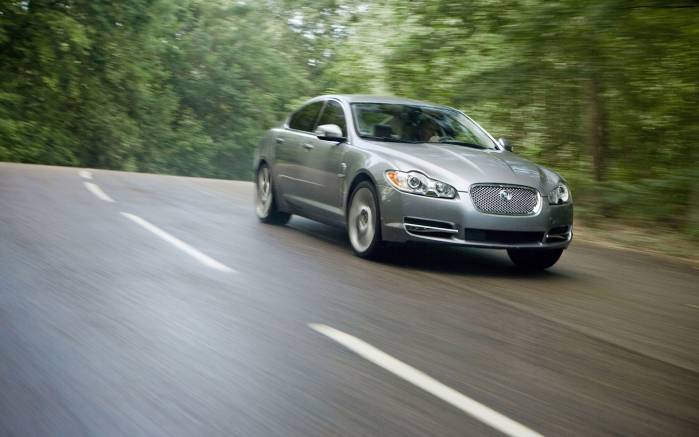 Широкоформатные обои На скорости Jaguar XF 2009, На скорости Ягуар (Jaguar XF 2009)
