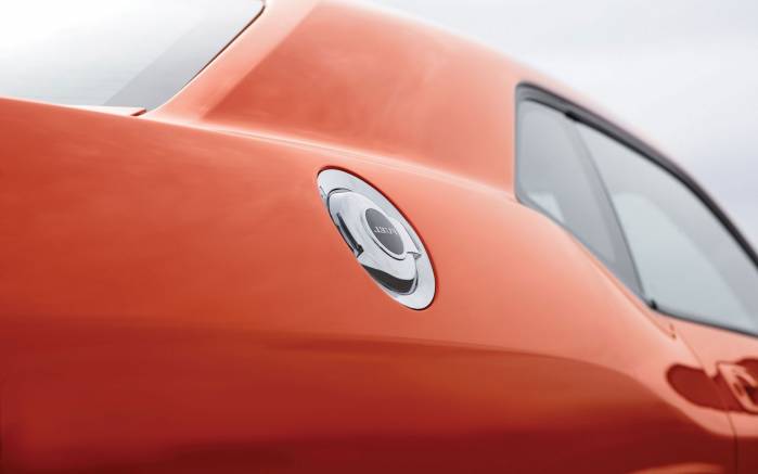Широкоформатные обои Под углом Dodge Challenger SRT8 2008, Крышка бензобака Додж Челленджер (Dodge Challenger SRT8 2008)
