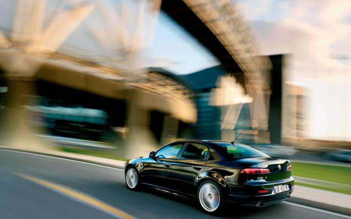 Широкоформатные обои Черный Alfa Romeo 159, Черный Альфа Ромео на скорости (Alfa Romeo 159)