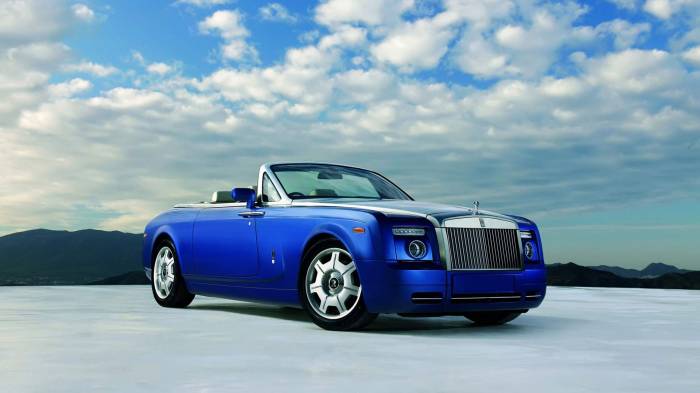 Широкоформатные обои Синий Rolls royce, Синий Rolls royce на фоне неба