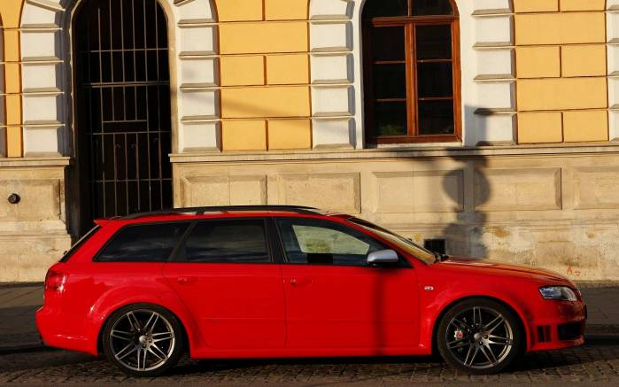 Широкоформатные обои Припаркованная красная ауди, Красная Audi