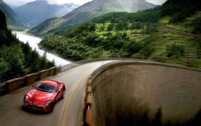 Широкоформатные обои Alfa Romeo Competizione на дамбе, Альфа Ромео Компетишн едет по дамбе (Alfa Romeo 8C Competizione)