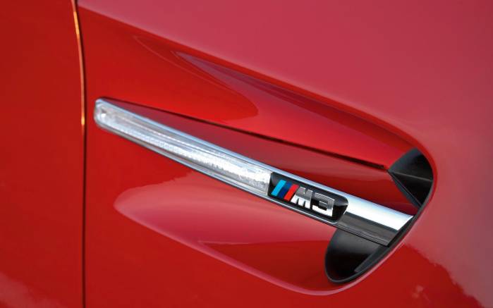 Широкоформатные обои Логтип BMW M3, Логотип БМВ М3 (BMW M3 Coupe 2008)