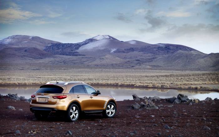 Широкоформатные обои У озера Infiniti FX35, У озера Инфинити (Infiniti FX35)
