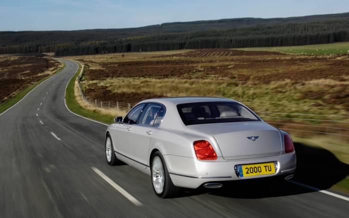 Широкоформатные обои Bentley Continental Flying Spur на дороге, Бентли Континенталь Флаин Спар (Bentley Continental Flying Spur)