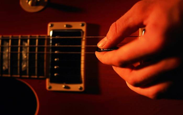 Широкоформатные обои Касаясь струн, Рука, играющая на струнах гитары