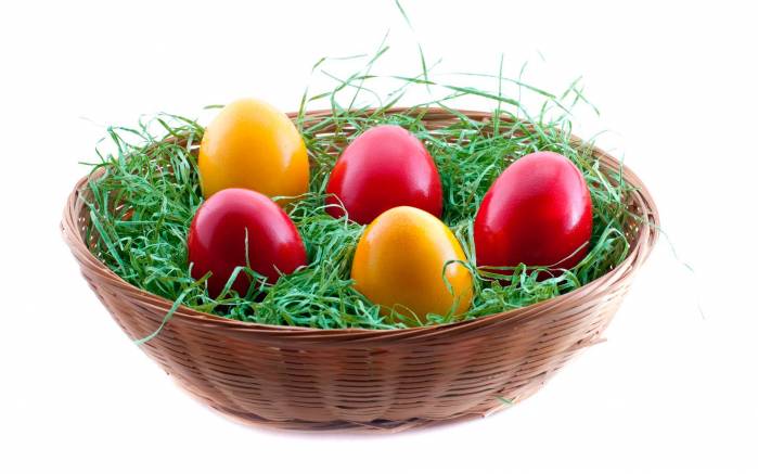 Широкоформатные обои Пять яиц в корзинке, Разноцветные яйца в корзинке