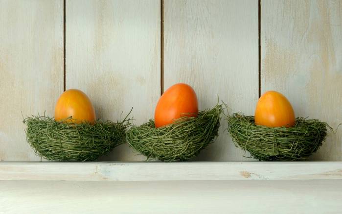 Широкоформатные обои Три оранжевых яйца, Маленькие девочки и пасхальный кролик