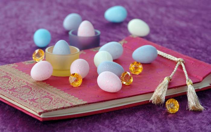 Широкоформатные обои Яички и альбом, Маленькие яички на книге