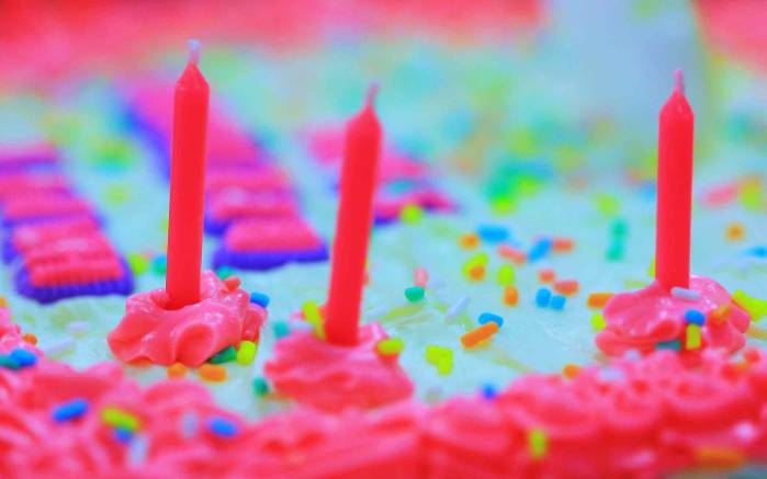 Широкоформатные обои Свечи в торте, Свечи в торте ко дню рождения