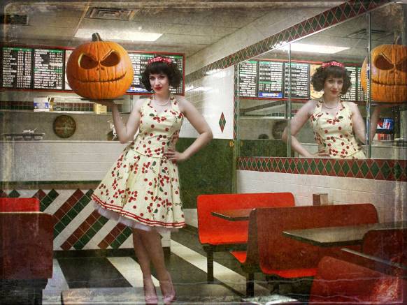 Широкоформатные обои Развлечение на Хеллоуин, Девочка с украшенной тыквой на Хеллоуин