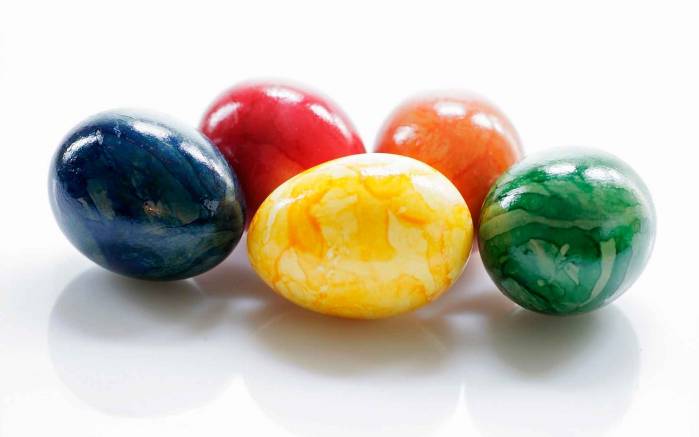 Широкоформатные обои Пять разноцветных яичек, Разноцветные пасхальные яйца