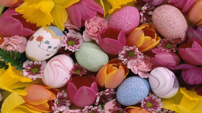 Широкоформатные обои Яйца в цветах, Пасхальные яйца лежат в цветах