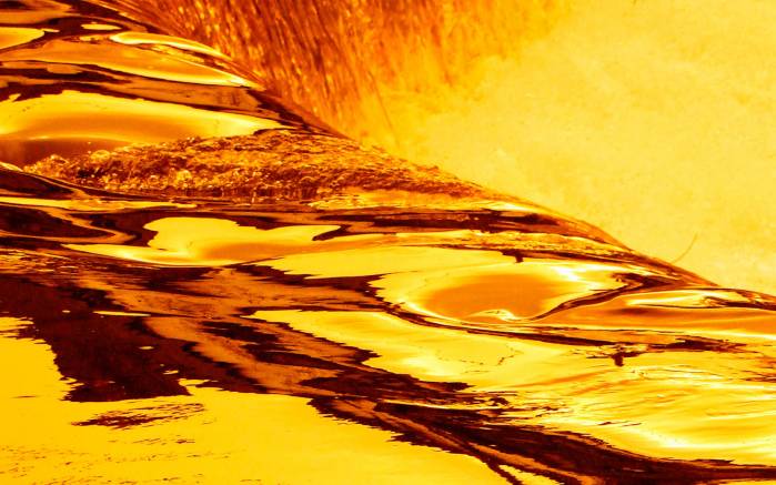 Широкоформатные обои Золотой водопад, Изображение водопада в солнечном свете