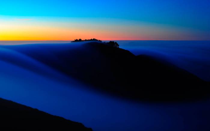 Широкоформатные обои Туманный холм, Восход над туманным холмом