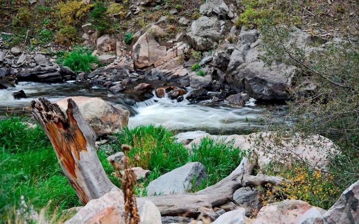 Широкоформатные обои Бурлящая река, Бурный поток воды