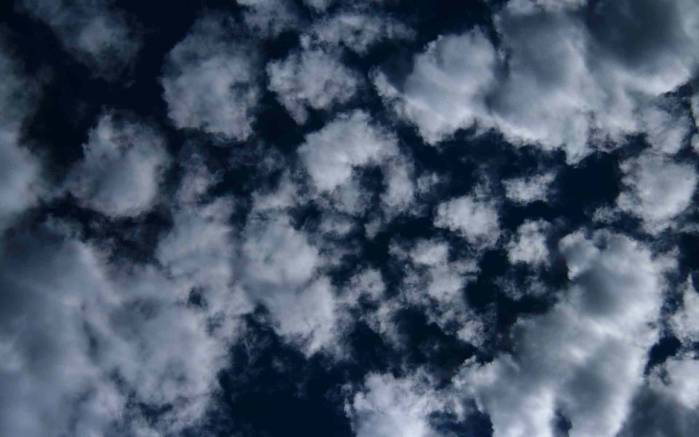 Широкоформатные обои Ватные облака, Ватные облака в голубом небе